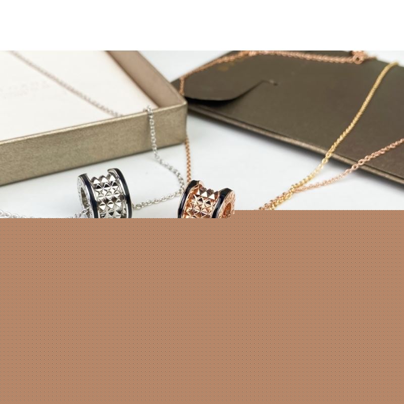 Bo*te*ga venenta necklaces